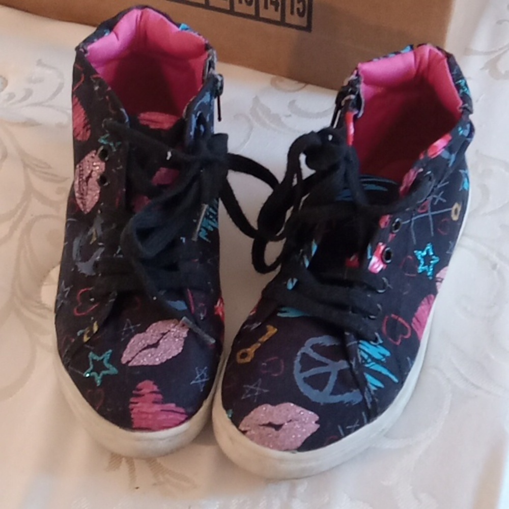 COPY - Girls sz 5 So sneakers